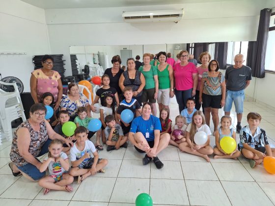 CRAS de Roca Sales promove tarde especial de integração entre avós e netos