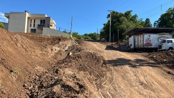 Prefeito em exercício e chefe de obras acompanham avanço de pavimentação em Roca Sales