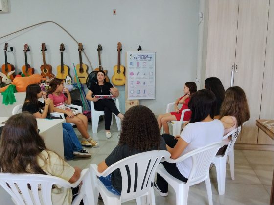 Enfermeira realiza ação educativa sobre saúde com adolescentes em Roca Sales